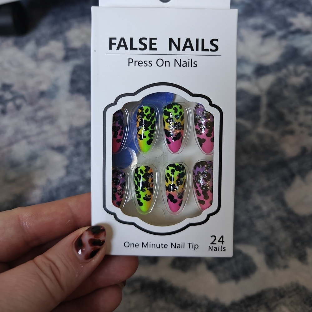 Assorted Press On Nails Set - Picture 6 of 6